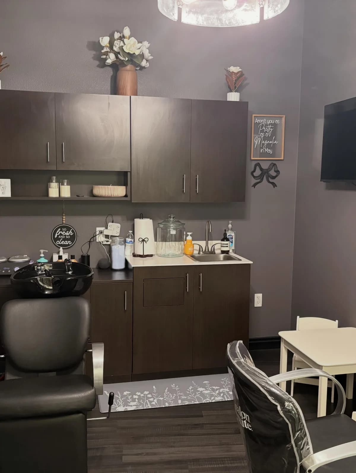 Cozy wash-station corner with magnolia decor at Magnolia Mane salon in Goodyear, AZ